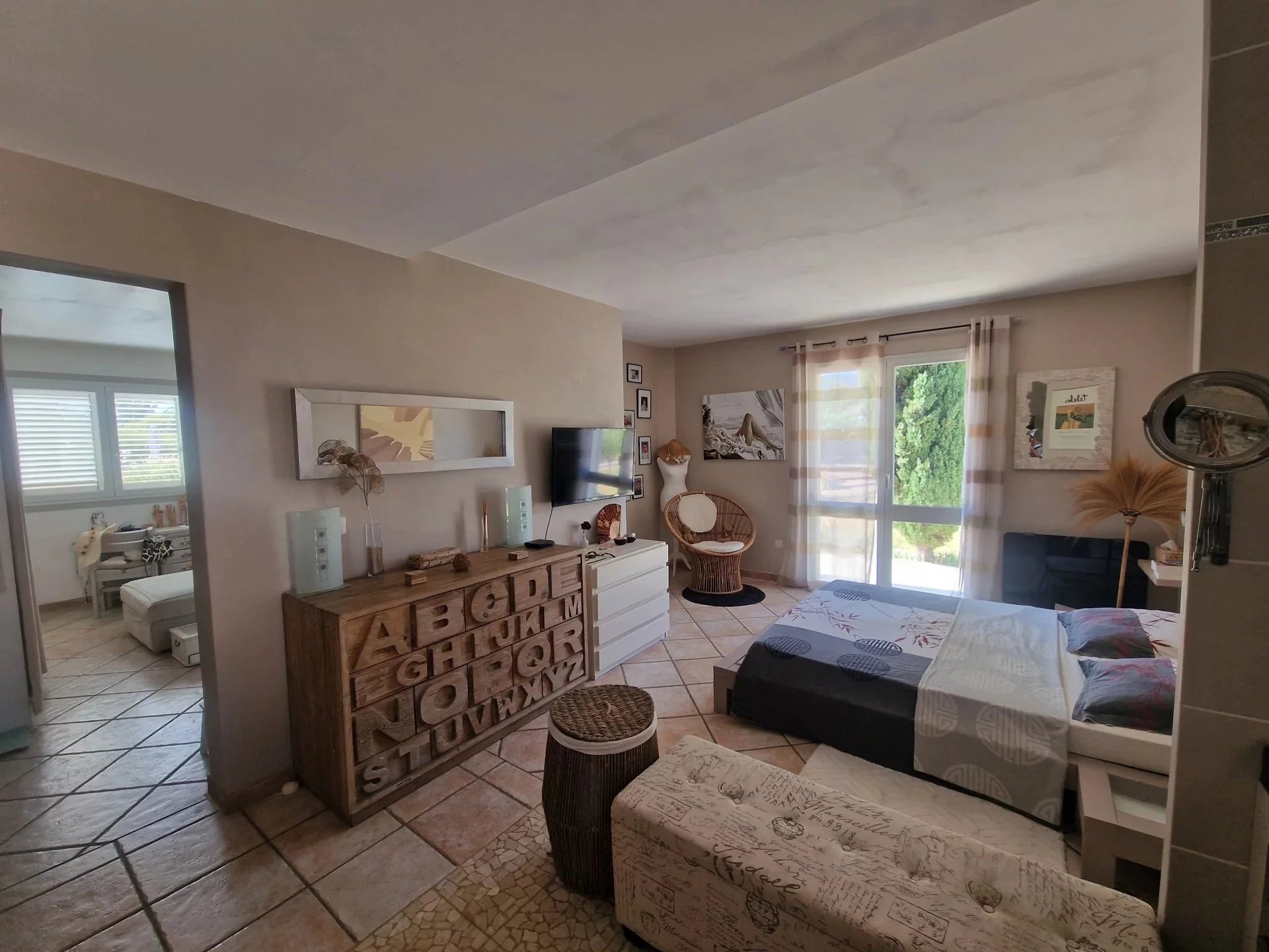 Chambre de villa à Marine de Solaro Chambre d'une villa avec décoration moderne et mobilier en bois, Marine de Solaro, Corse.