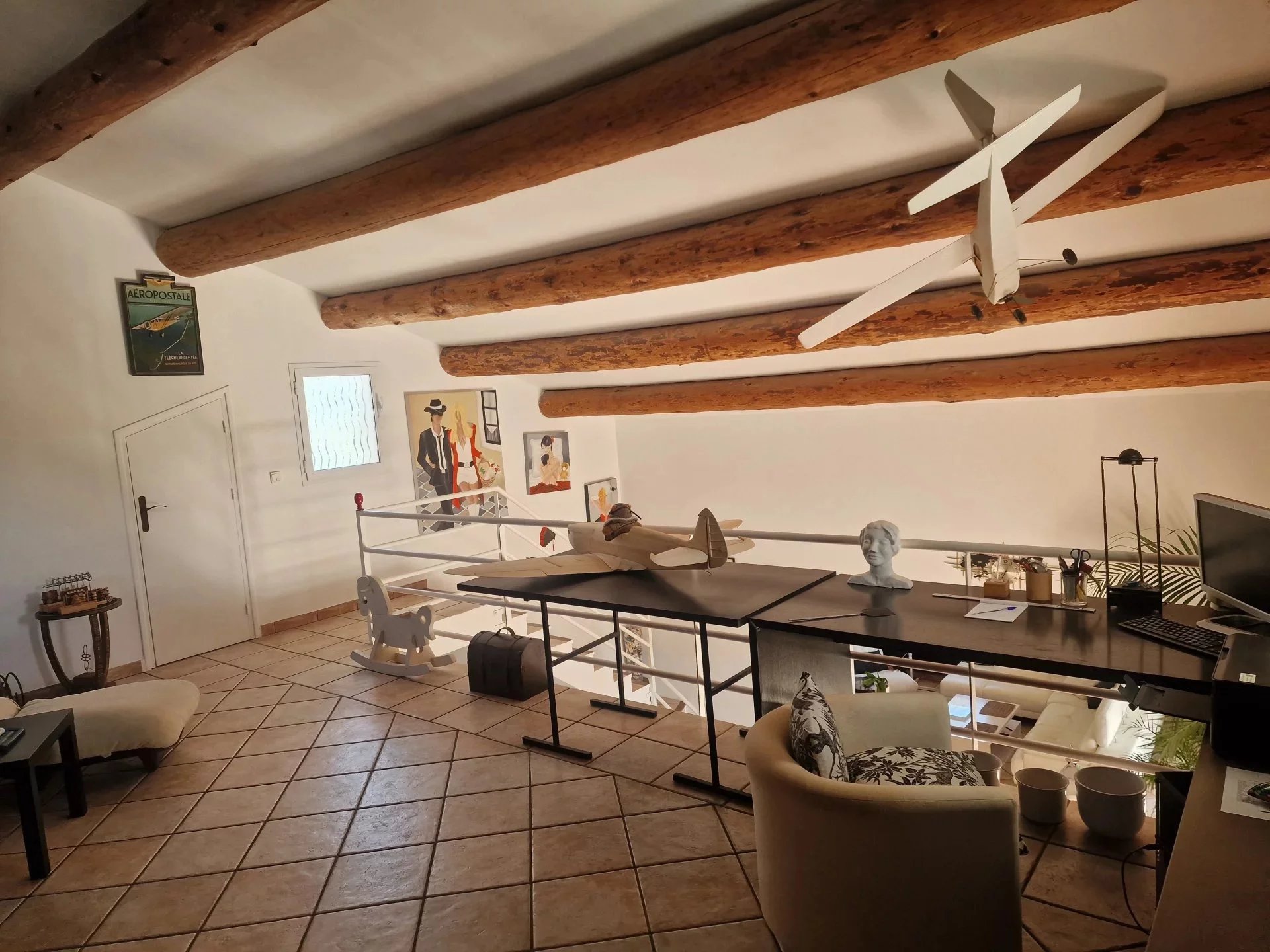 Intérieur de la villa à Marine de Solaro Intérieur d'une villa avec poutres apparentes et espace de travail à la Marine de Solaro, Corse.
