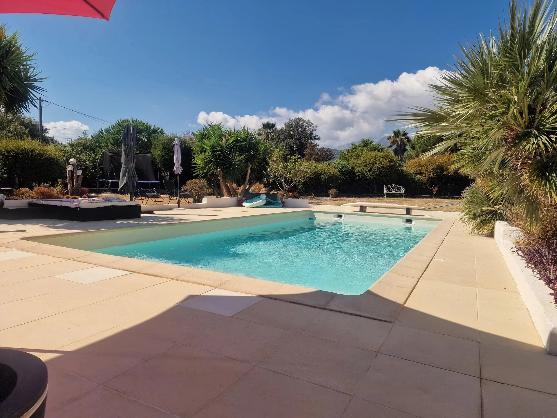 Villa avec piscine à Solaro Piscine d'une villa avec jardin paysager à la Marine de Solaro, Corse.