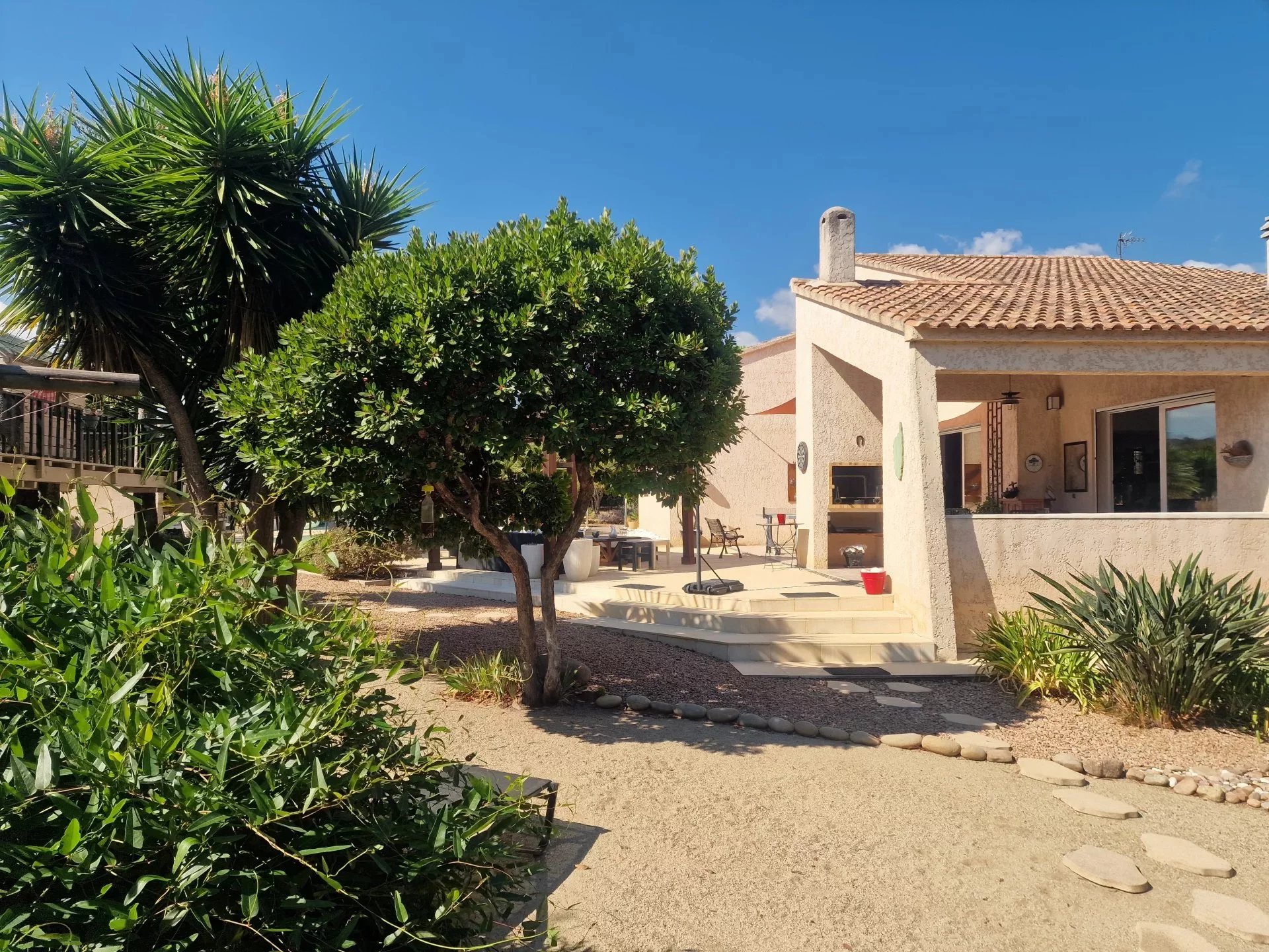Villa avec piscine à Solaro Villa avec piscine à la Marine de Solaro, Corse, entourée de verdure.