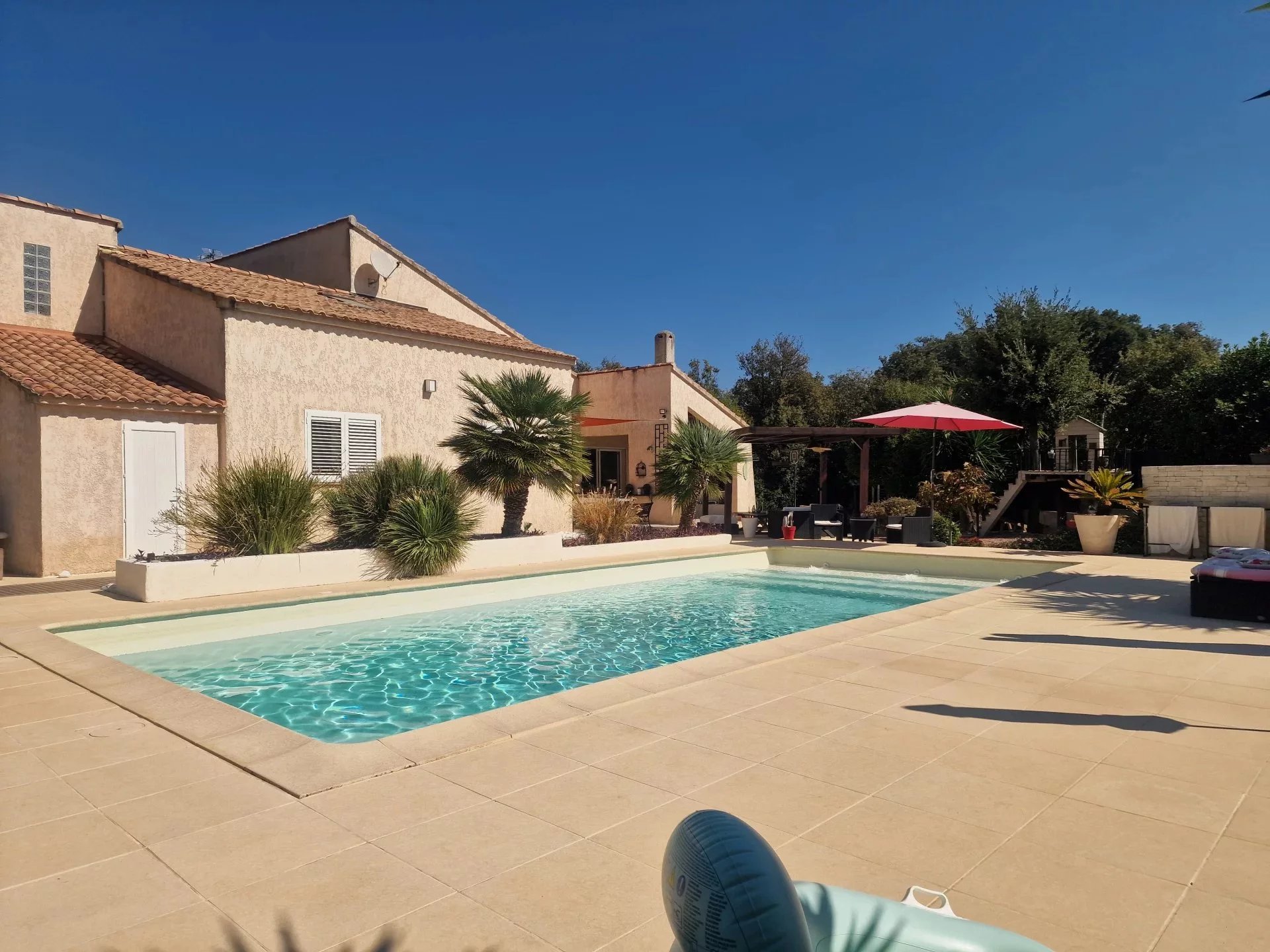 Villa avec piscine à Solaro Villa de 220 m² avec piscine à la Marine de Solaro, Corse, sur terrain paysager.