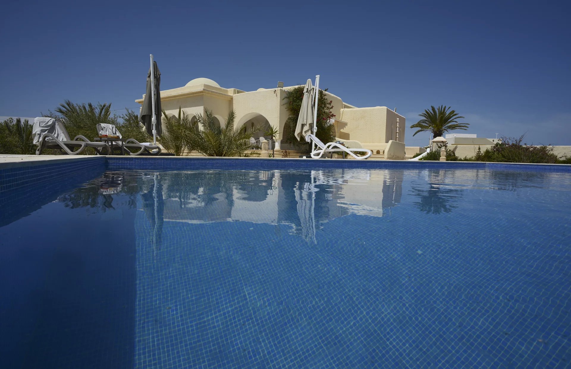 Piscine et villa du domaine de Bounouma, aux îles Kerkennah en Tunisie