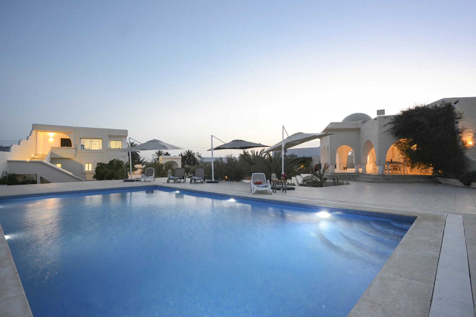 Façades et piscine dans le domaine de Bounouma à Kerkennah