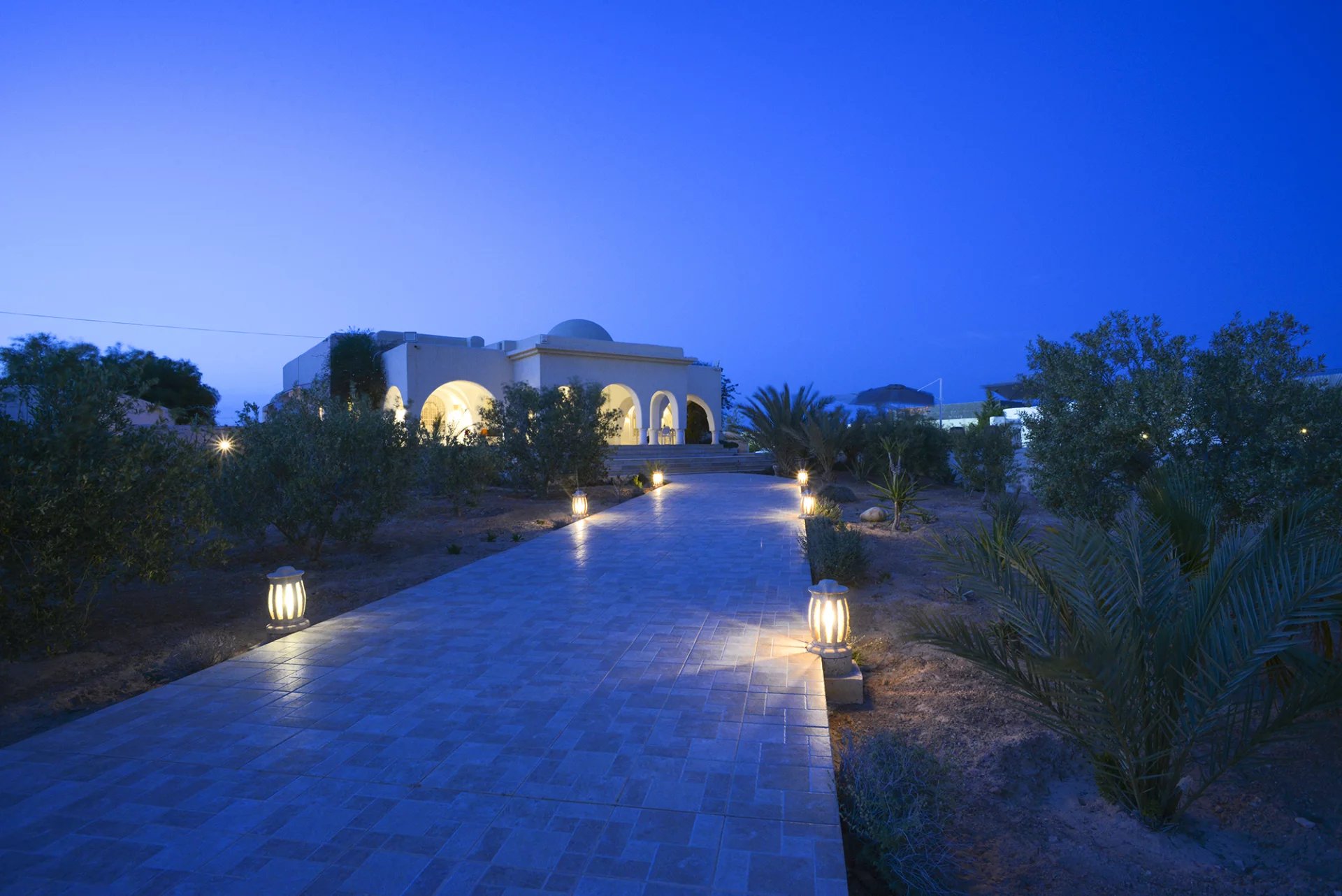 Allée illuminée menant à la villa aux îles Kerkennah