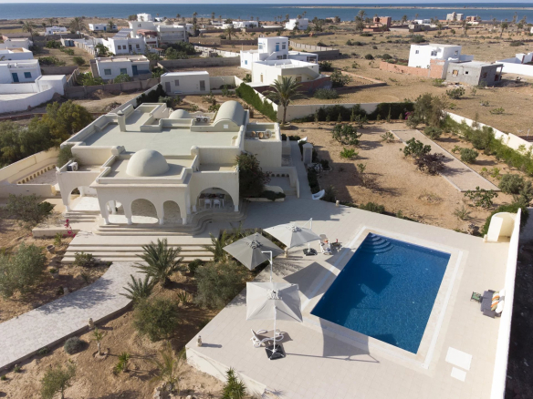 Vue aérienne dune villa avec piscine et jardin à bounouma îles kerkennah sfax tunisie Propriétés clovis