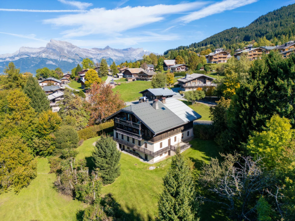 Vue aérienne dun appartement de prestige à megève entouré de verdure et de montagnes Propriétés clovis