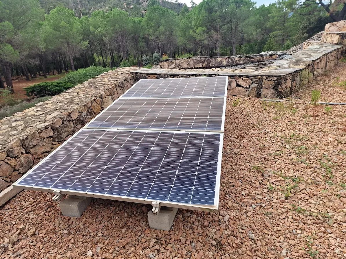 Panneaux solaires à Sari-Solenzara Panneaux solaires installés sur un terrain en pierre, entourés d'arbres à Sari-Solenzara.