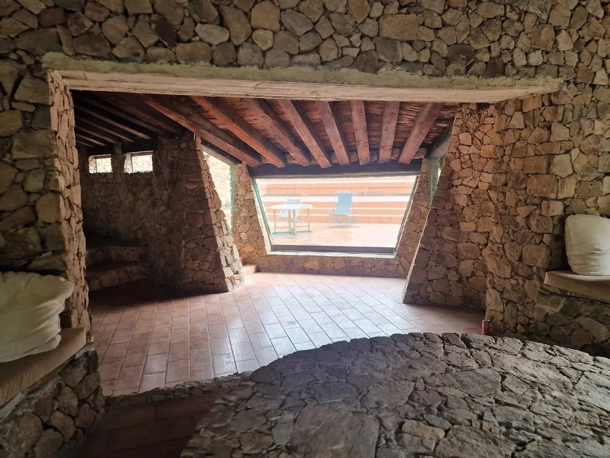 Intérieur d’une bastide en pierre Intérieur d'une bastide en pierre avec murs en pierre et fenêtres modernes.