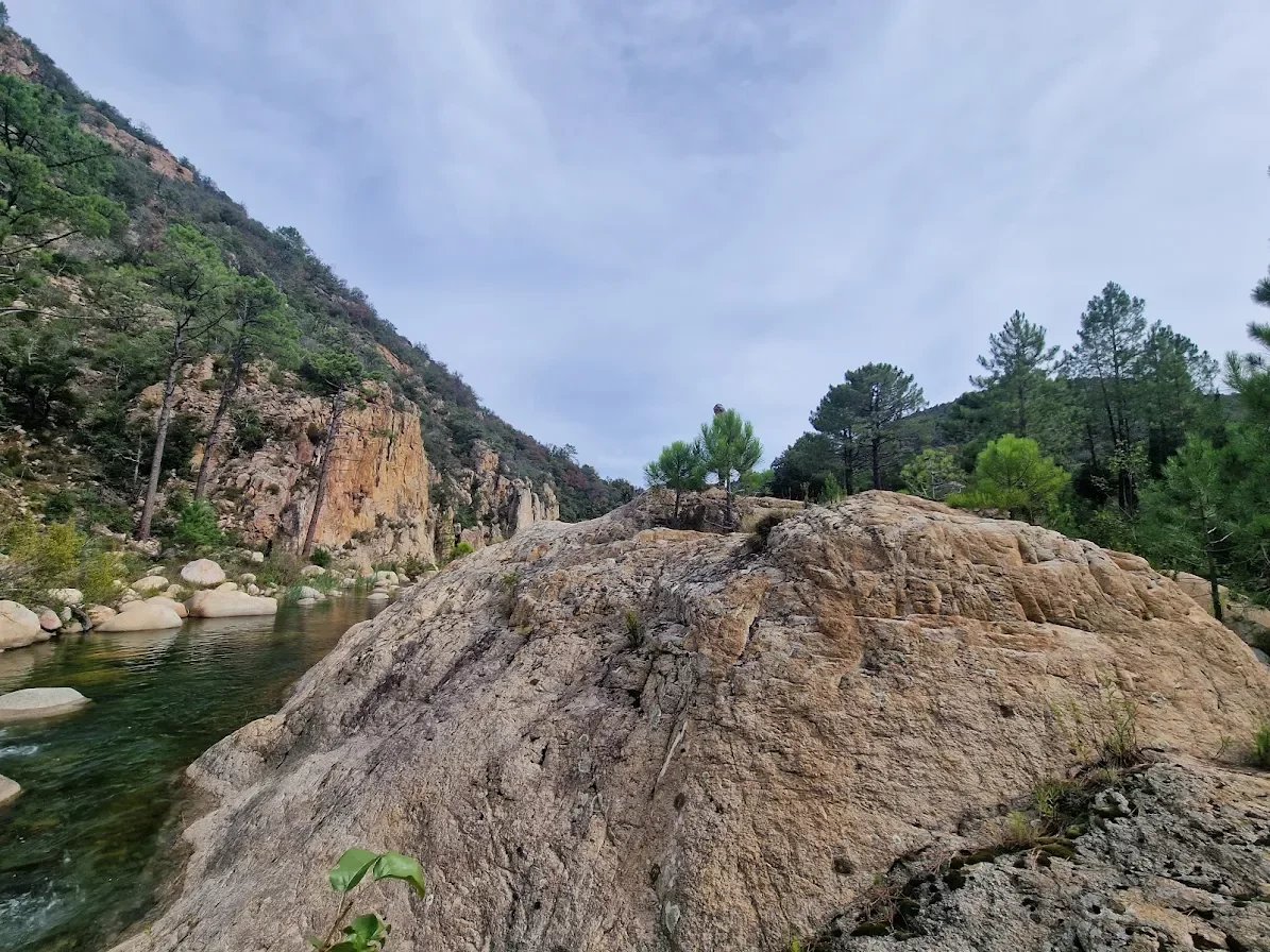 Rivière à Sari-Solenzara Rivière entourée de rochers et de végétation, près de Sari-Solenzara en Corse.