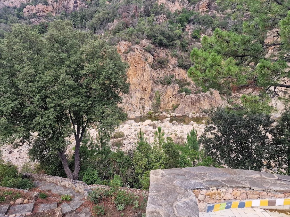 Bastide en pierre à Sari-Solenzara Vue de la nature environnante près d'une bastide en pierre à Sari-Solenzara, Corse-du-Sud.