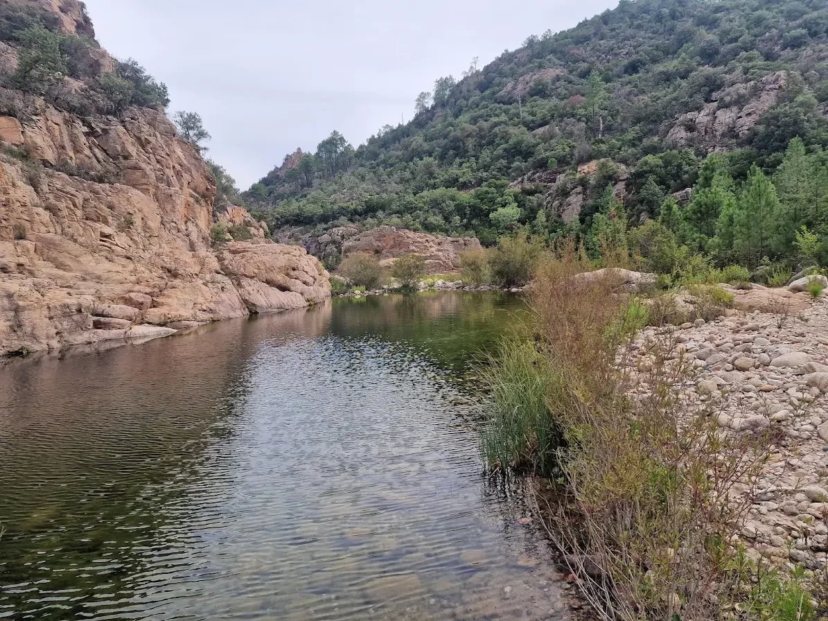 Rivière à Sari-Solenzara Rivière entourée de rochers et de végétation dans un cadre naturel à Sari-Solenzara, Corse.