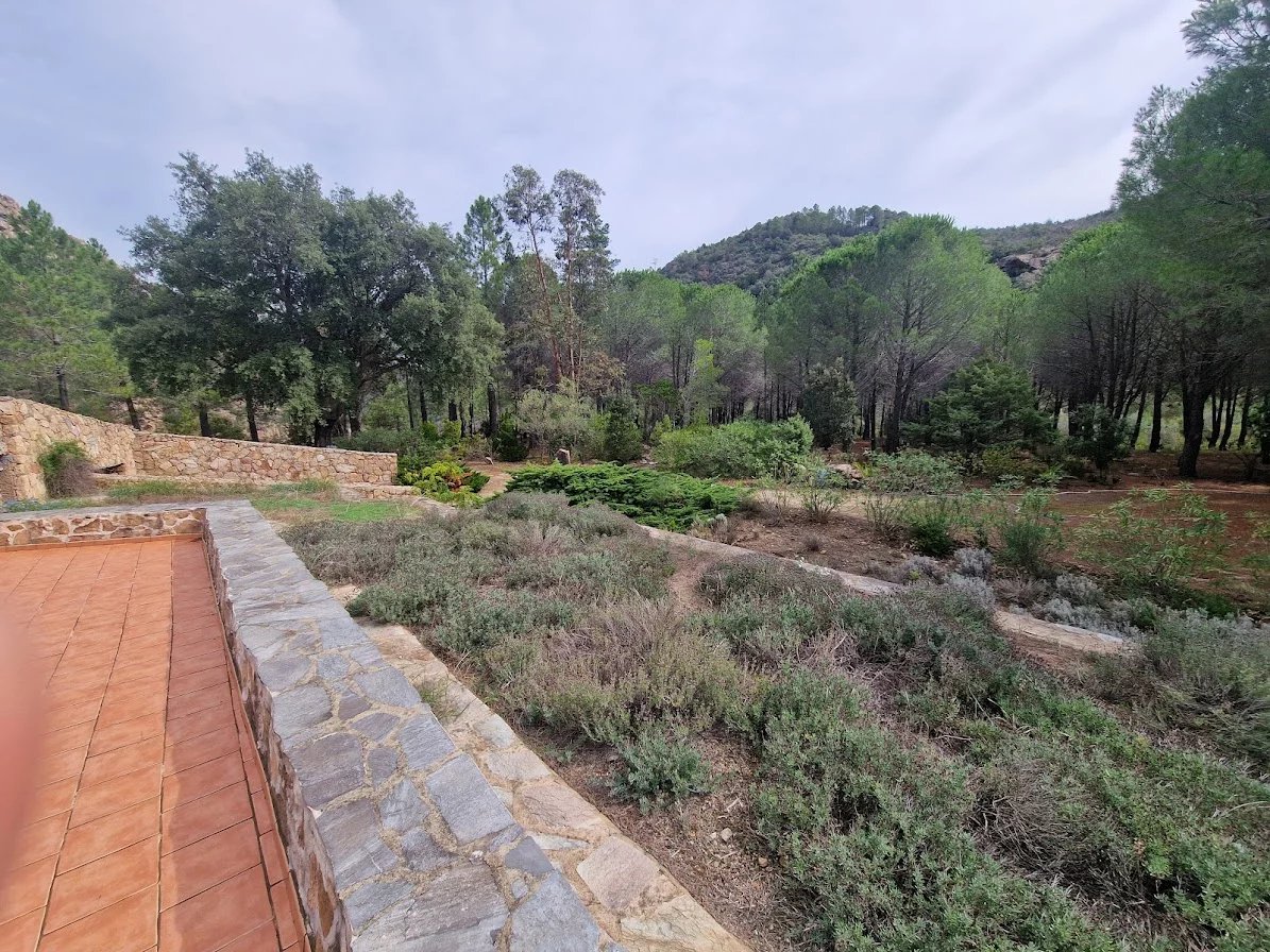 Bastide en pierre à Sari-Solenzara Vue du jardin et des environs d'une bastide en pierre à Sari-Solenzara, Corse-du-Sud.
