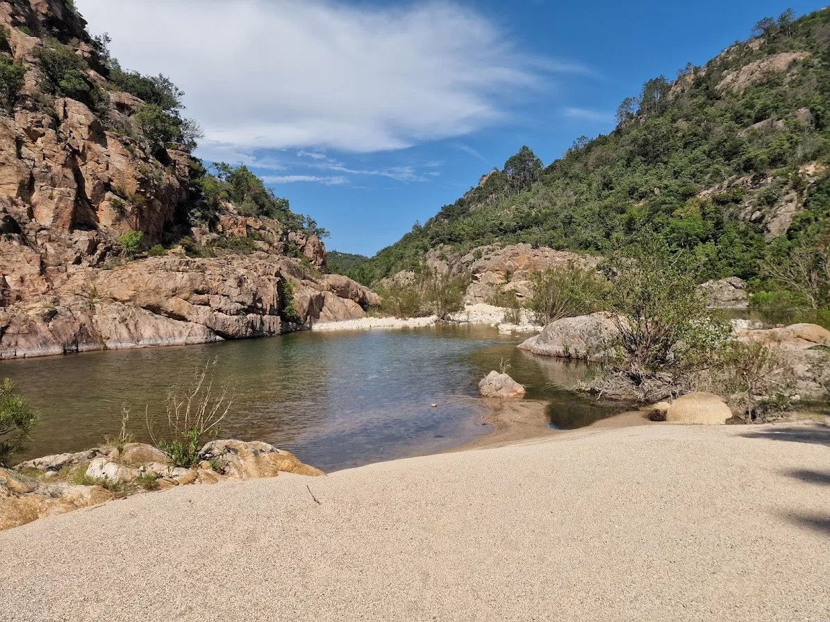 Rivière à Sari-Solenzara Rivière entourée de rochers et de verdure à Sari-Solenzara, Corse-du-Sud.