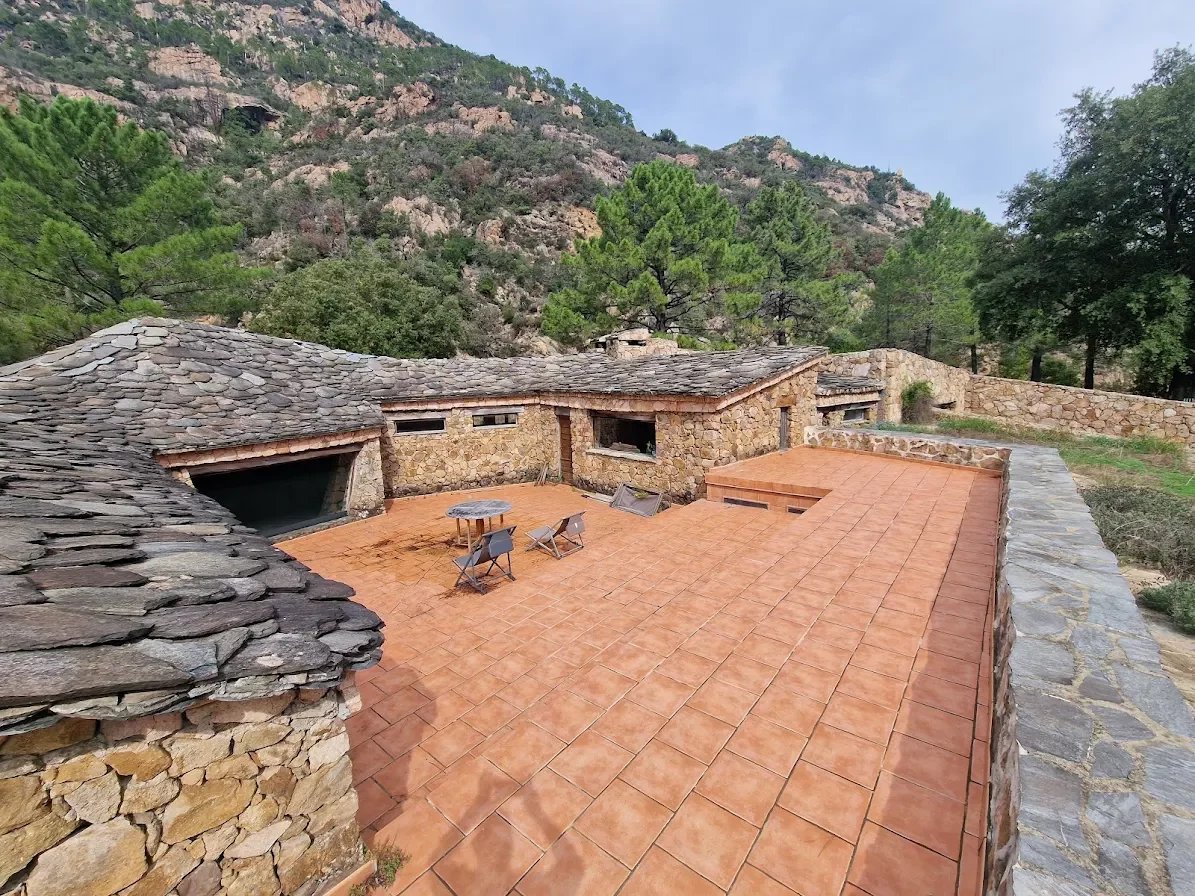 Bastide en pierre à Sari-Solenzara Bastide en pierre avec terrasse et vue sur le massif de Bavella à Sari-Solenzara, Corse.