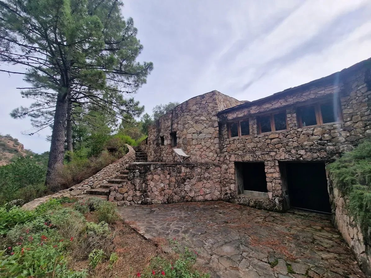 Bastide en pierre à Sari-Solenzara Bastide en pierre avec un jardin à Sari-Solenzara, Corse-du-Sud.