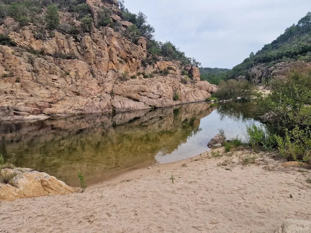 Rivière à Sari-Solenzara Rivière et rochers près de Sari-Solenzara, Corse-du-Sud, avec une plage de sable