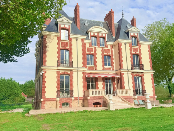 Château équestre de style 1900 avec façade en brique et pierre situé dans un parc verdoyant Propriétés clovis