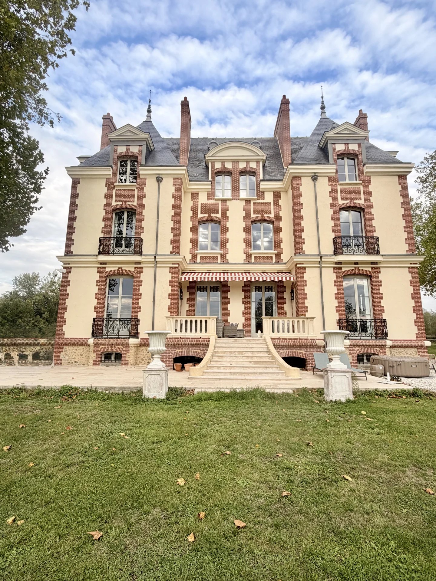 Château équestre près de Pont-l’Évêque Château de style normand avec façade en briques et ardoises, situé sur un domaine de 7,8 ha près de Pont-l'Évêque.