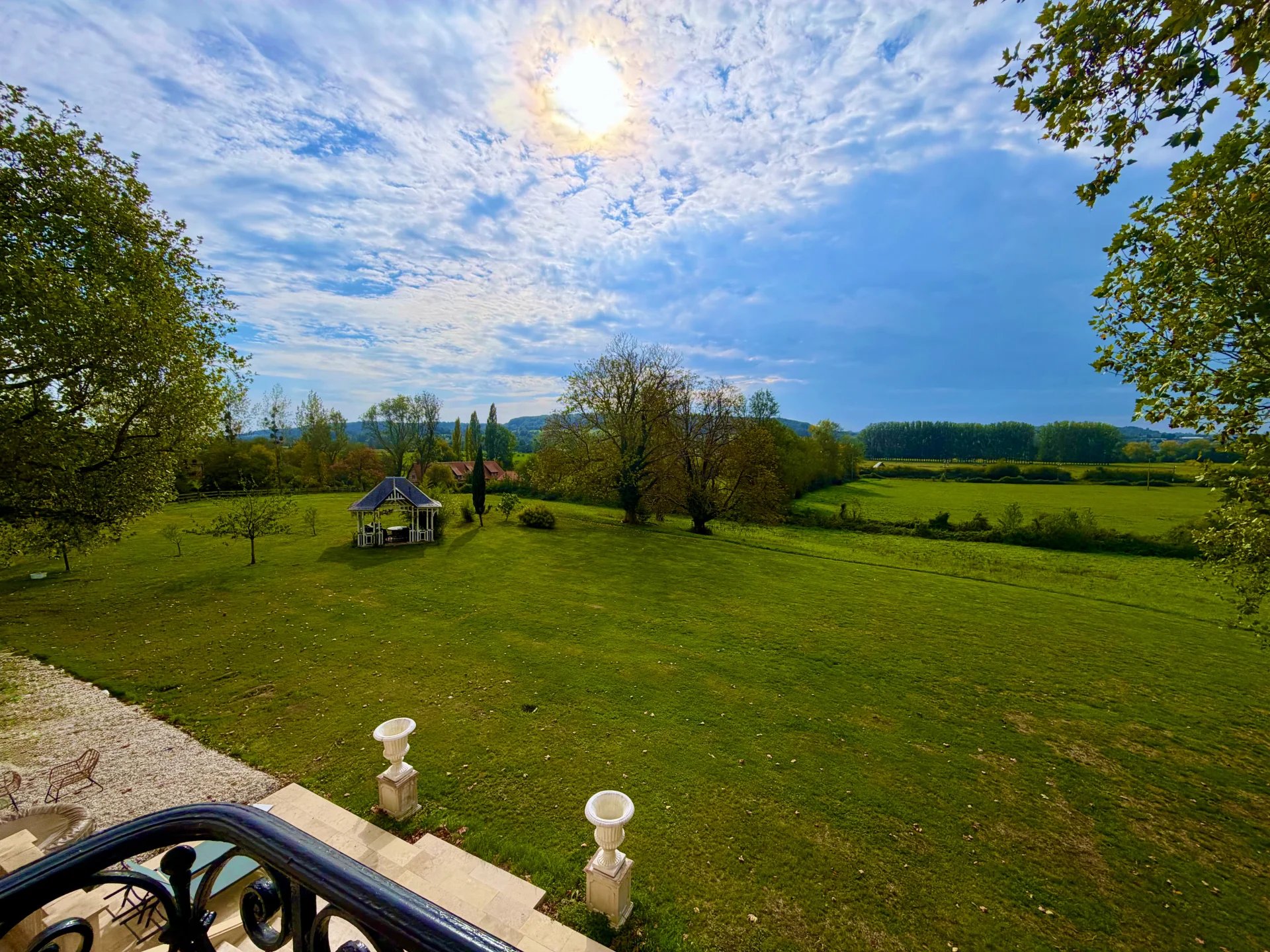 Terrain du château près de Pont-l’Évêque Vue dégagée sur un vaste terrain verdoyant avec un abri de jardin près de Pont-l'Évêque.