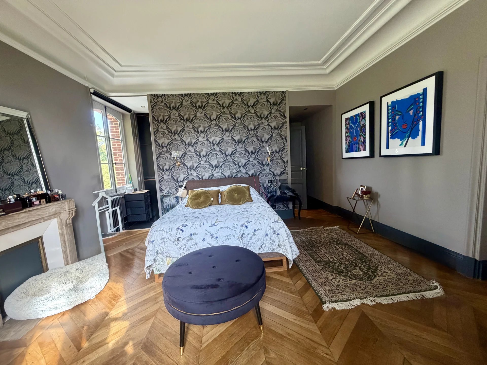 Chambre du château près de Pont-l’Évêque Chambre d'un château avec parquet en bois, lit double et décoration élégante.