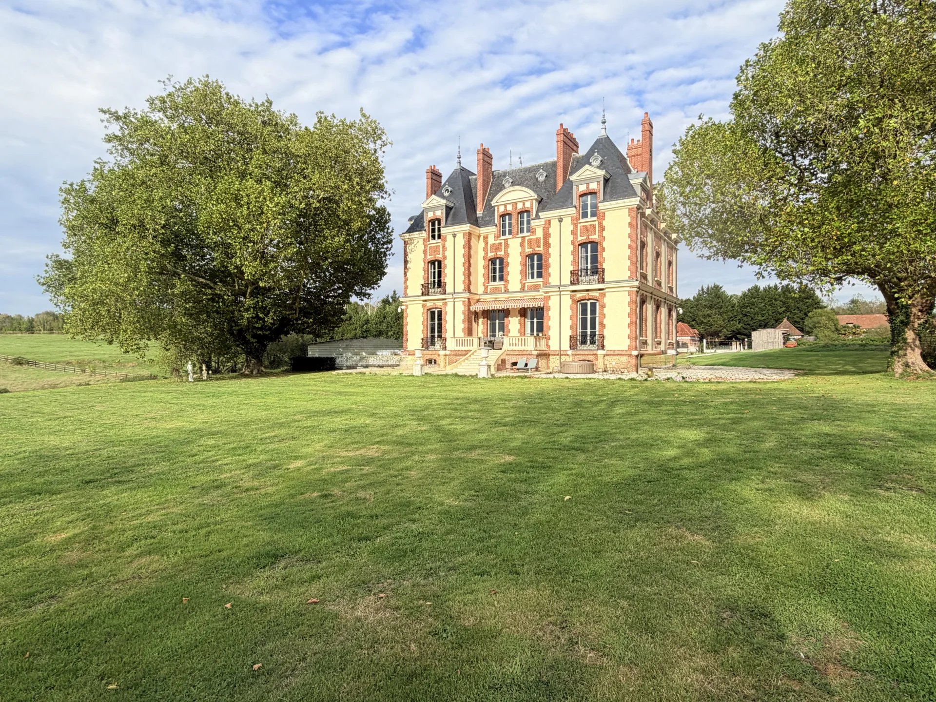 Château équestre près de Deauville Château en pierre et brique avec jardin, près de Pont-l'Évêque, Normandie.
