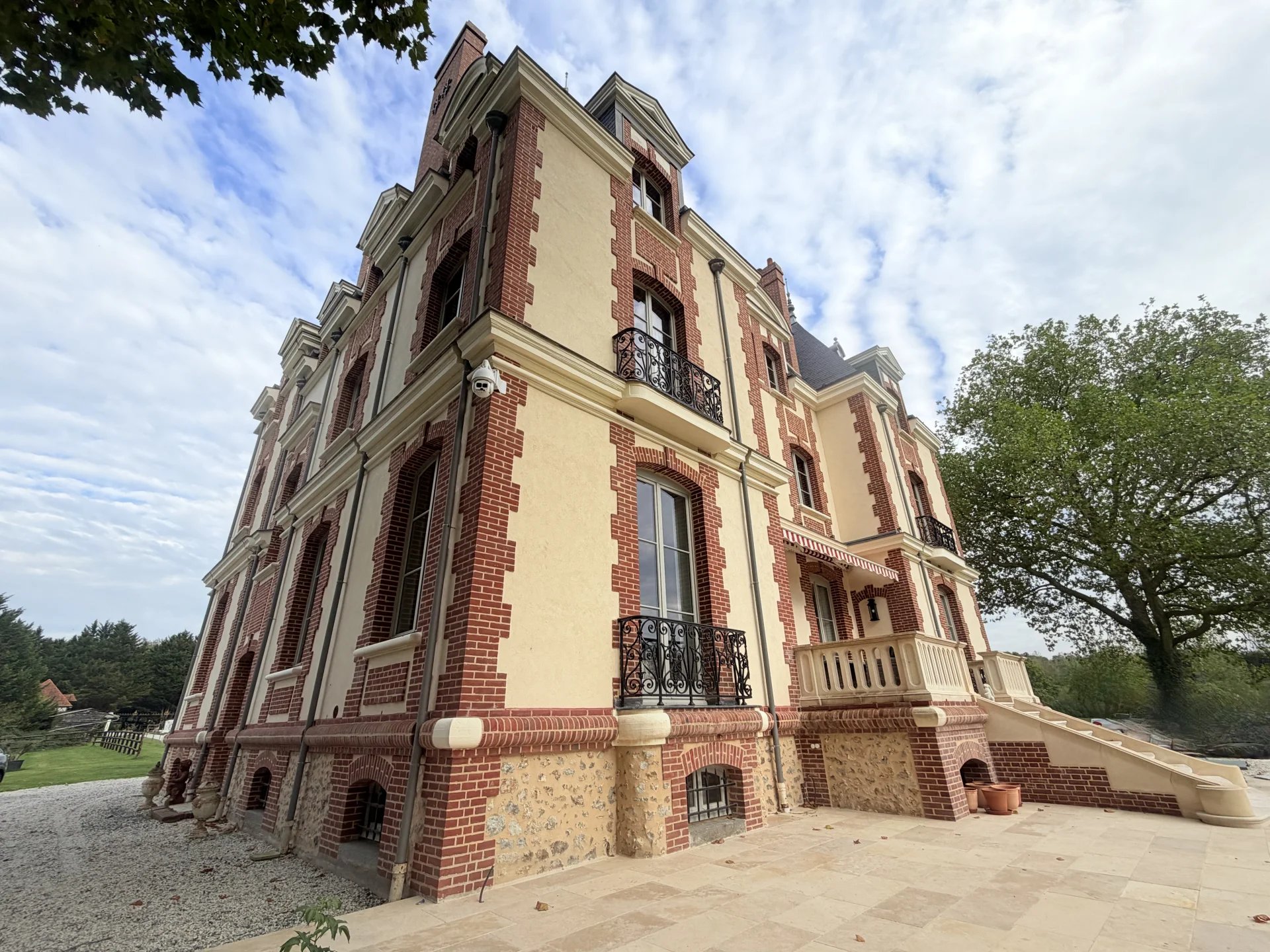 Château équestre près de Pont-l’Évêque Château en pierre et brique avec ardoises, situé près de Pont-l'Évêque, Normandie.