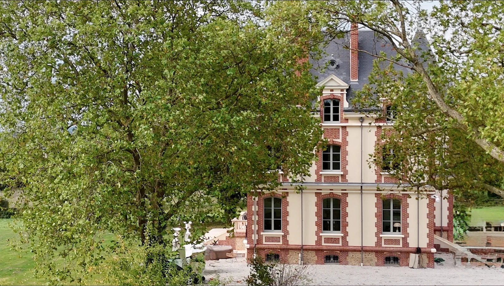Château équestre près de Pont-l’Évêque Château de style 1900 avec façade en brique, entouré d'arbres, près de Pont-l'Évêque.