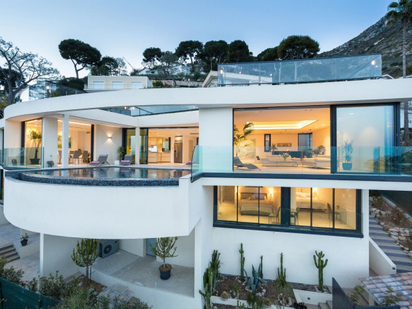Location de vacances de luxe à Èze, Côte d’Azur – Vue mer, piscine et jardin privé