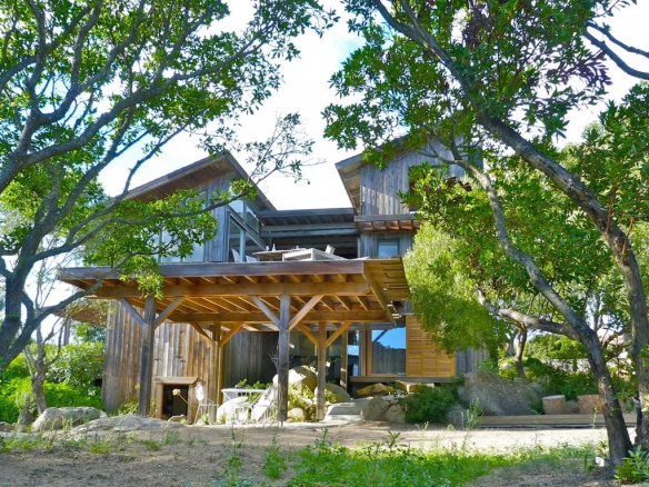 Découvrez cette villa d'architecte unique à Bonifacio, Corse. Vue imprenable, plages privées, jardin méditerranéen. À vendre à 3 850 000 € dans le Golf de Sperone.