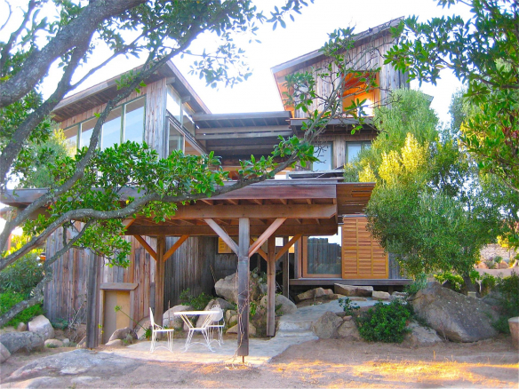Découvrez cette villa d'architecte unique à Bonifacio, Corse. Vue imprenable, plages privées, jardin méditerranéen. À vendre à 3 850 000 € dans le Golf de Sperone.