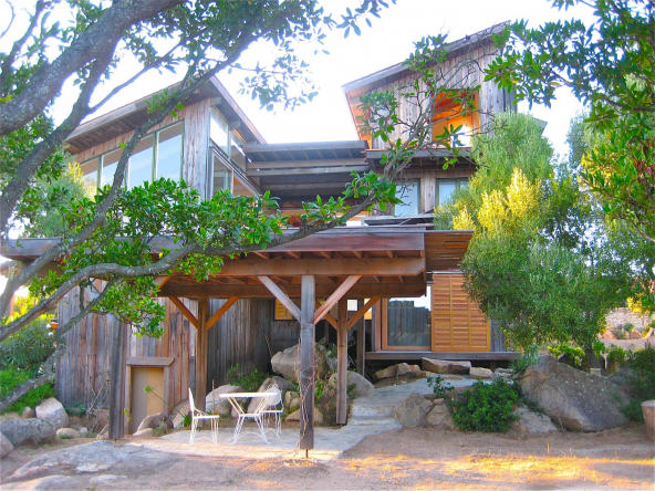 Découvrez cette villa d'architecte unique à Bonifacio, Corse. Vue imprenable, plages privées, jardin méditerranéen. À vendre à 3 850 000 € dans le Golf de Sperone.