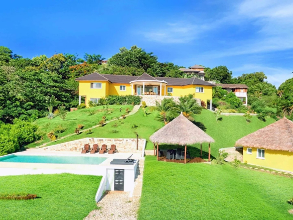 Villa haut de gamme avec piscine et jardin tropical à nosy be madagascar face à locéan indien Propriétés clovis