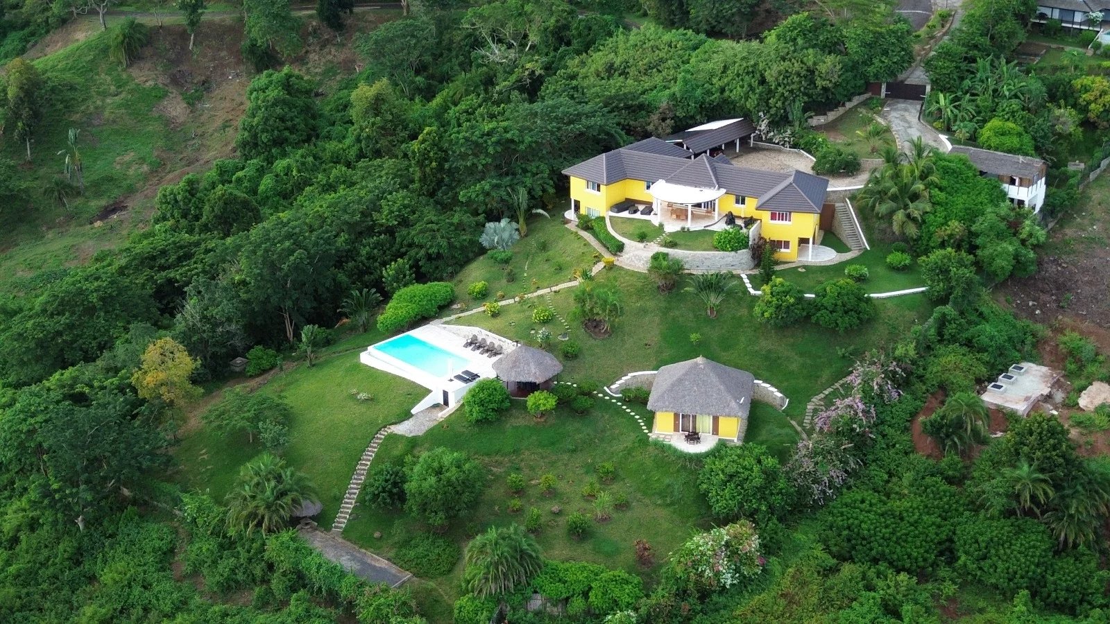 Villa de luxe à Nosy Be Vue aérienne d'une villa avec piscine et jardin tropical à Nosy Be, Madagascar.